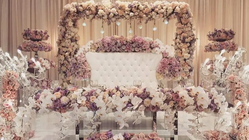 گل آرایی جایگاه عروس و داماد