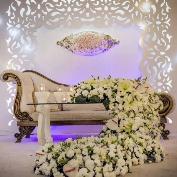 گل آرایی جایگاه عروس و داماد