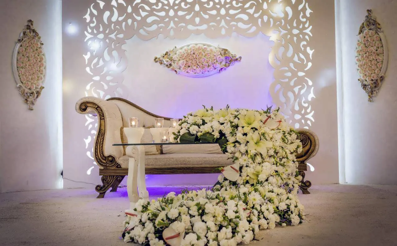 گل آرایی جایگاه عروس و داماد