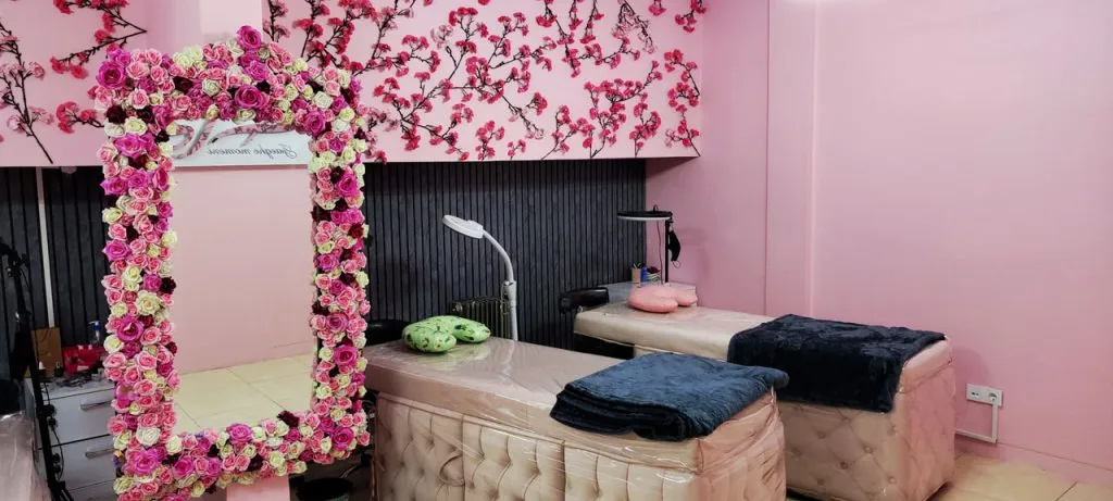 گل آرایی دیوار سالن زیبایی